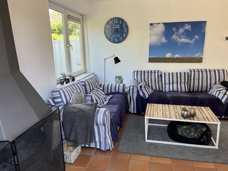 Wohnbereich mit gestreiften Sofas